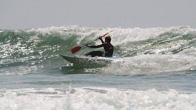 le-wave-ski-sport-dans-la-vague-fort-bloque